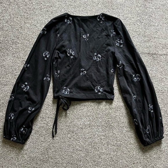 ASOS 100% Cotton Black Wrap Crop Top with Blue Floral Embroidery Womens US 0 - Picture 2 of 11